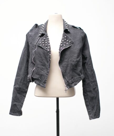 [P/M] Jaqueta cropped jeans com spikes Reversa