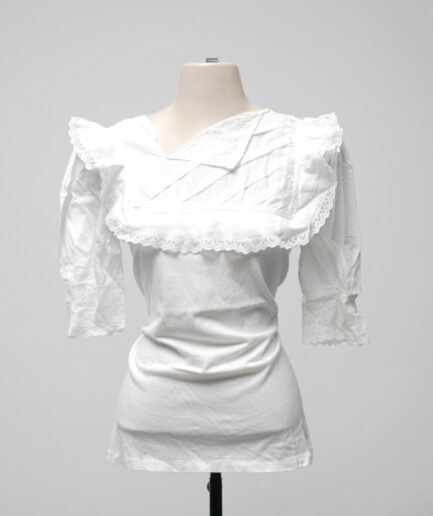 [P/M] Blusa branca com manguinhas bufantes e detalhes de renda e babados