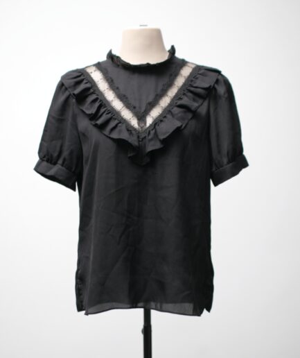 [M/G] Blusa com detalhes de babados e renda e manguinhas bufantes