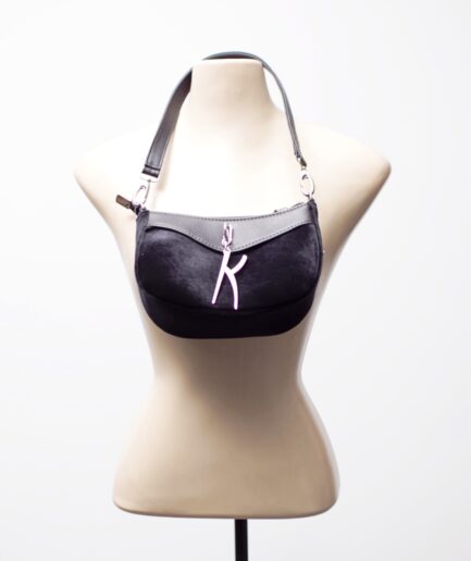 Mini bolsa de veludo e courino com pingente Killi