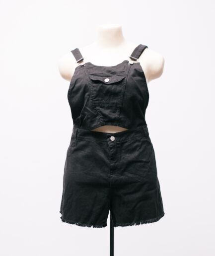 [EGG] Jardineira jeans preta 2 em 1