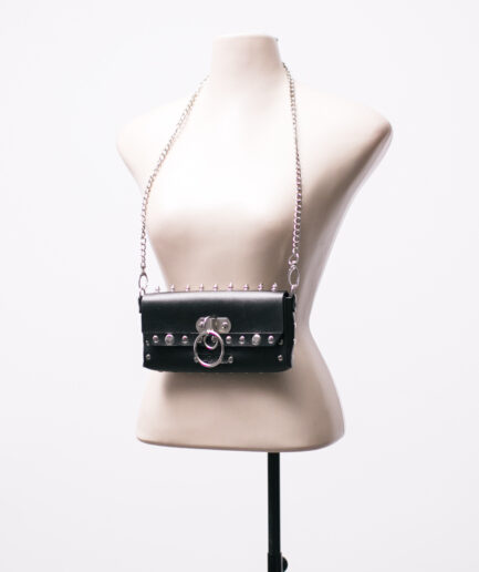 Mini bolsa baguete de courino com spikes e argolas Dark Sabbath
