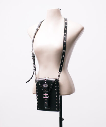 Bolsa de courino com detalhe de fivela e rebites dark Sabbath