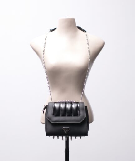 Bolsa quadrada com spikes na alça e embaixo Killi