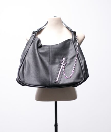 Bolsa de courino com detalhe de argola e corrente