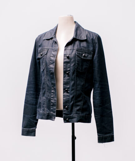 [P/M] Jaqueta jeans azul marinho resinada com botões de pedras