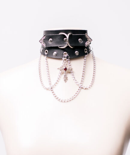 Choker de courino preta com correntes e cruz