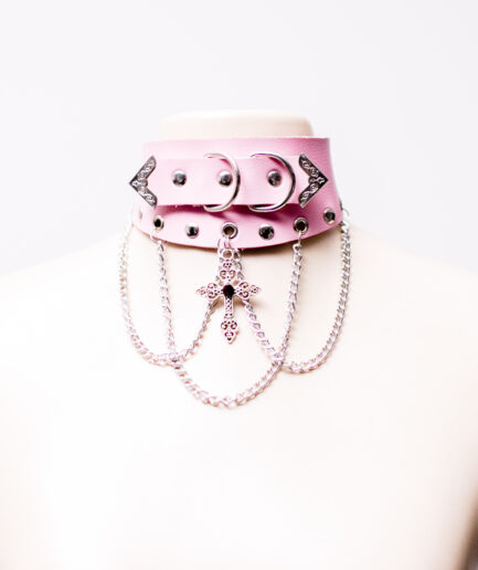 Choker de courino rosa com correntes e cruz