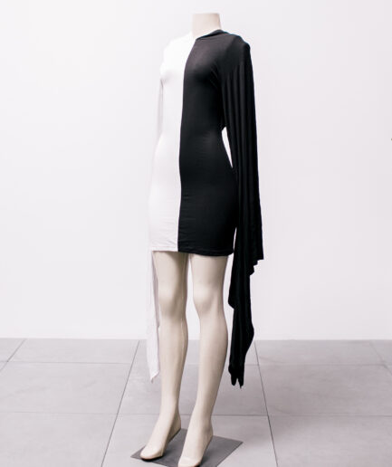 [M] Vestido bicolor preto x branco com mangas flare e capuz Killstar