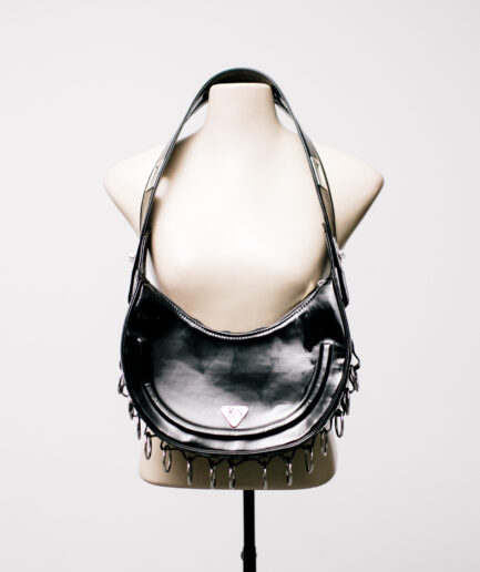 Bolsa meia lua de verniz com argolas Killi