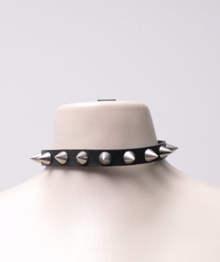 Choker de courino com spikes pequenos