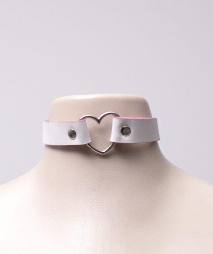 Choker de courino branco com coração