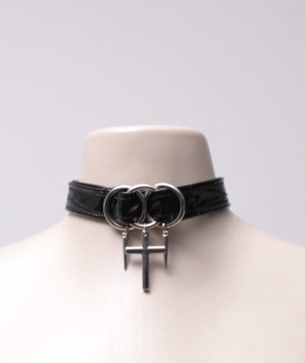 Choker de vinil com argolas e cruz