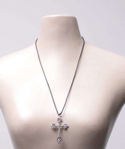 Colar com crucifixo