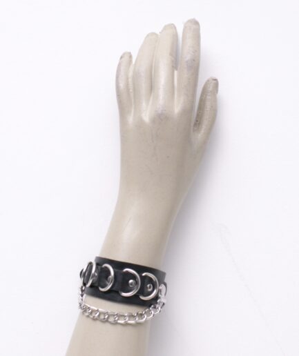 Pulseira de courino com argolas e corrente