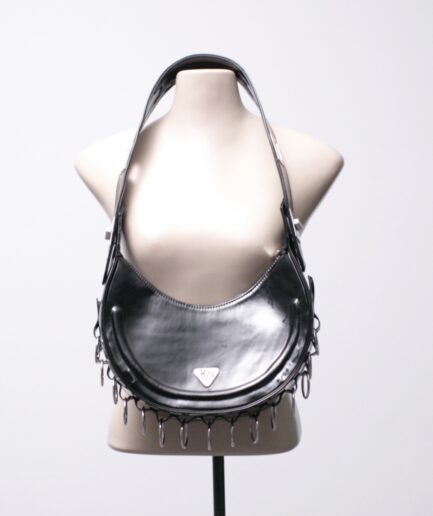 Bolsa meia lua de verniz com argolas Killi