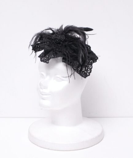 Casquete de renda com plumas
