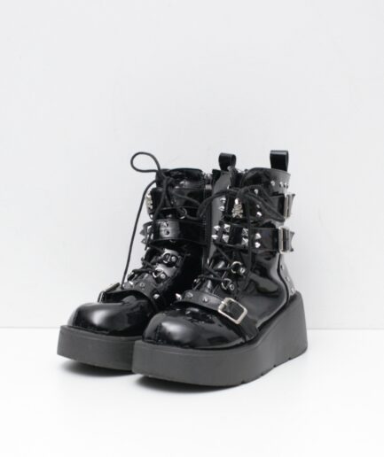 [36] Botas plataforma de verniz com fivelas e spikes