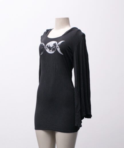 [P/M] Vestido triluna com mangas flare e capuz Gato Preto