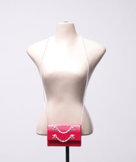 Mini bolsa de verniz vermelho com caveiras e correntes