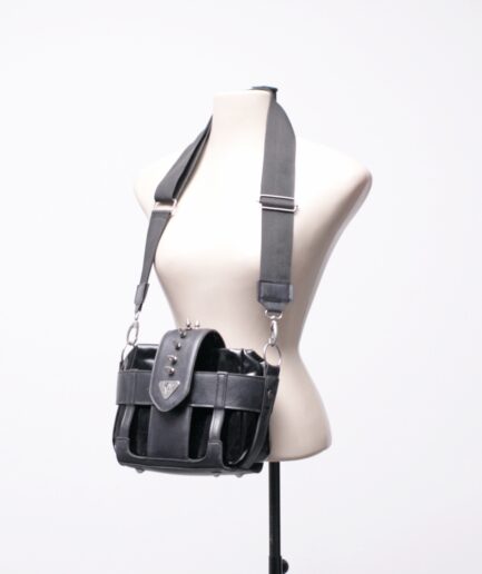 Bolsa de verniz com detalhes de courino e spikes Killi