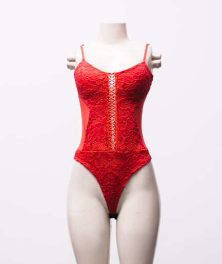 [P] Body de renda vermelho com detalhes laterais de tule