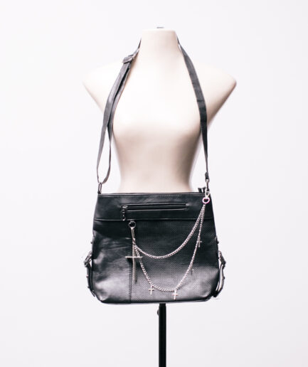 Bolsa de courino com bolsos e e correntes com crucifixos