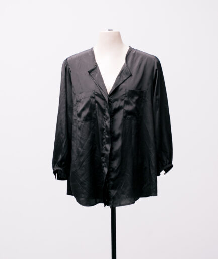 [G] Camisa de botões em cetim com bolsos