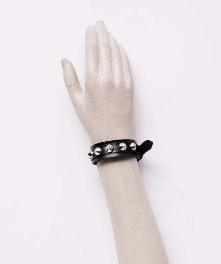 bracelete de courino com spikes