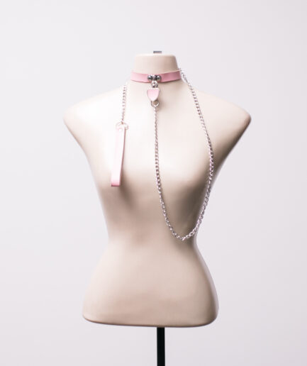 Choker de courino rosa com guia de corrente