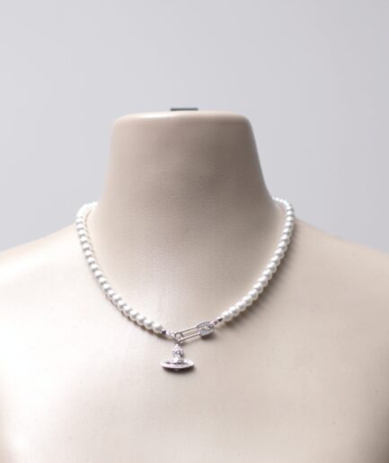 Gargantilha de pérolas com alfinete e orb