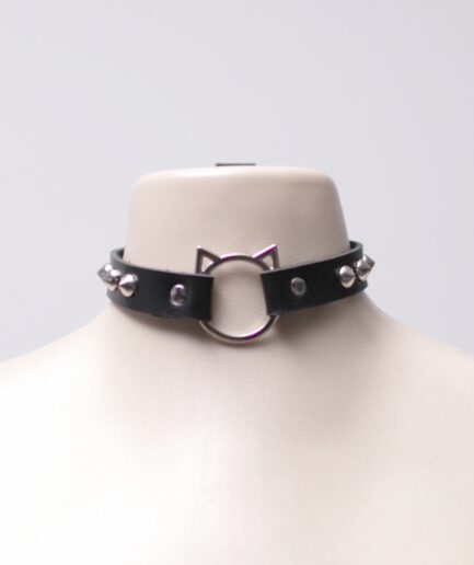 Choker de courino com spikes e gatinho