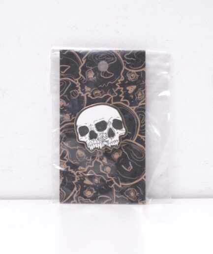 Pin de crânio duplo dourado