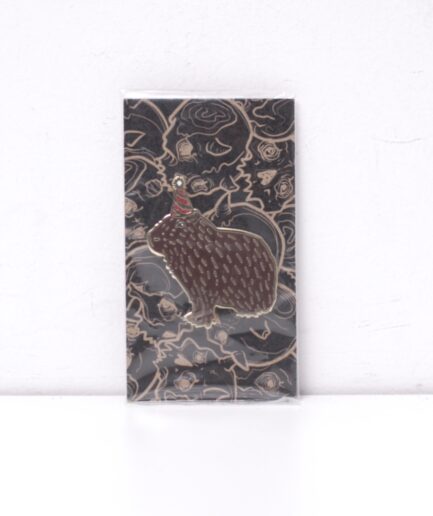 Pin de capivara com chapéu