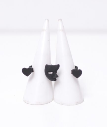 Anel duplo preto com máscara e corações