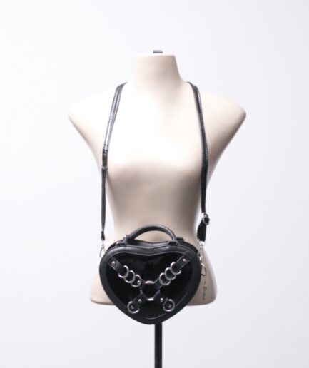 Bolsa coração de courino com verniz e argolas