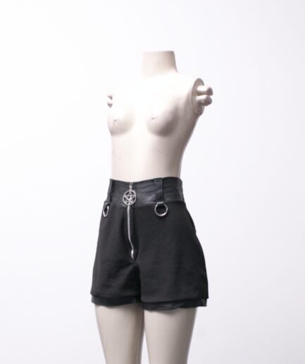 [G] Shorts com detalhes de courino e pingente de pentagrama