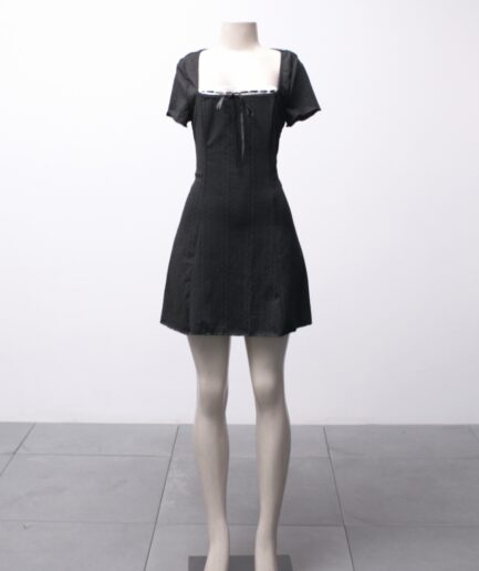 [P/M] Vestido texturizado com detalhe de renda branca e laço Shein