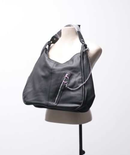 Bolsa de courino com detalhe de argola e corrente