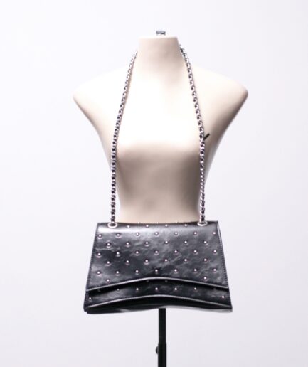 Bolsa de verniz com rebites