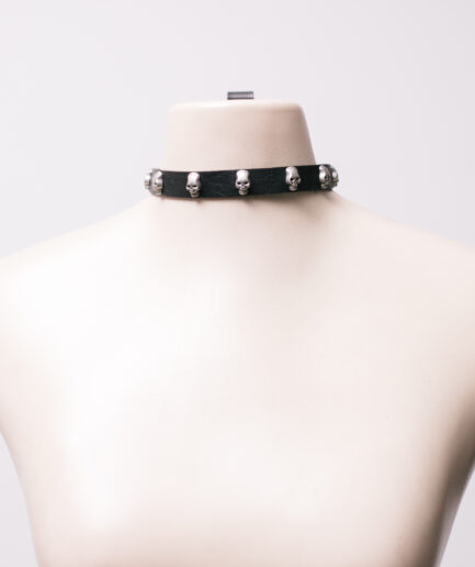 Choker de courino com caveiras