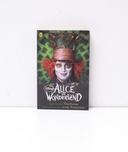 Livro "Alice in Wonderland" em inglês