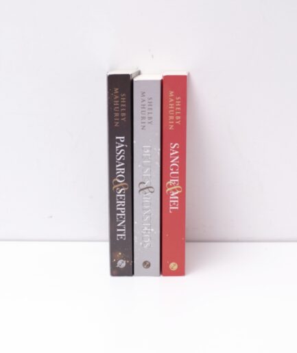 Trilogia de livros "Pássaro & Serpente", "Deuses & Monstros" e "Sangue & Mel" de Shelby Mahurin