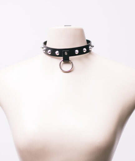 Choker de courino com spikes pequenos com argola