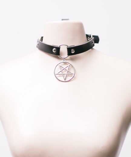 Choker de courino com argolas e pentagrama