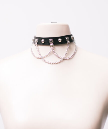 Choker de courino com spikes pequenos e correntes