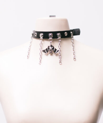 Choker de courino com correntes e morcego