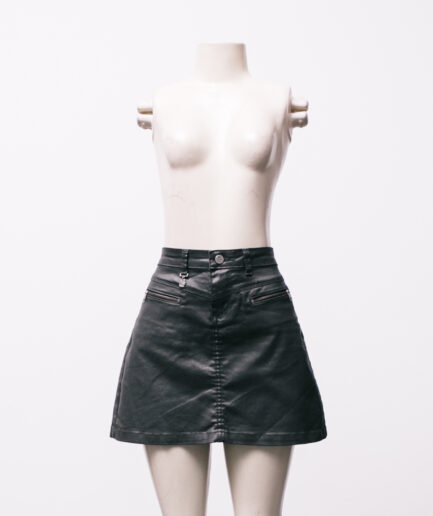 [P/M] Saia resinada com bolsos Karl Lagerfeld x Riachuelo