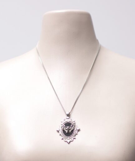 Colar de camafeu com morcego