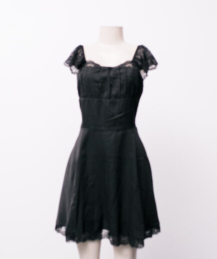 [P] Vestido com alças de renda e amarração nas costas